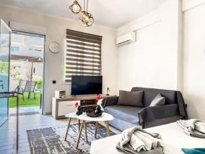 a living room with a couch and a tv at Smile studio in Drama