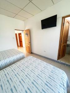 Lova arba lovos apgyvendinimo įstaigoje Pargo, habitación privada de Flor de Lis Beach House