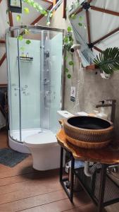 a bathroom with a shower and a toilet and a sink at Oasis Glamping Tena Cun Vía La Mesa Anapoima in Tena +52 photos