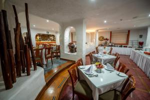 a restaurant with tables and chairs in a room at San Agustin Internacional in Cusco