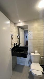 a bathroom with a white toilet and a sink at Hotel Amazon Seasons VN in Belém