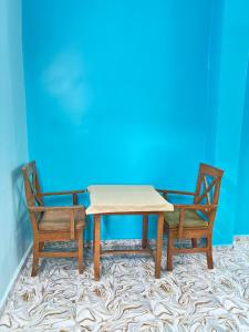 a table and two chairs in a room at P&P Cozy Corner in Cola