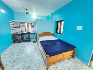 a bedroom with blue walls and a bed in a room at P&P Cozy Corner in Cola