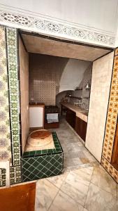 a room with a bed in the middle of a kitchen at bayt el yemin in Kasbah