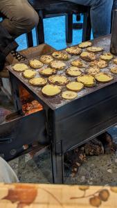 Ein Haufen Kekse, die auf einem Grill backen. in der Unterkunft 110 Escape in Alawerdi