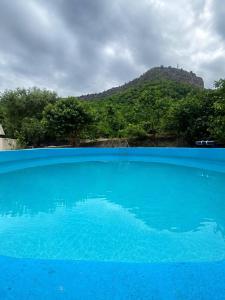 Ein blauer Teich mit einem Berg im Hintergrund in der Unterkunft 110 Escape in Alawerdi