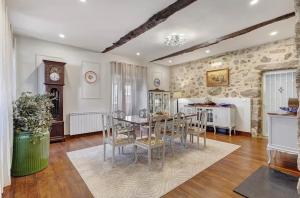 a dining room with a table and chairs at Casa do Forno in Ponte da Barca