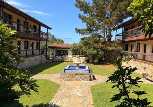 a courtyard with a fountain in the middle of a yard at Aldea del Trasgu in Cuerres +24 photos