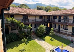 an aerial view of a building with a yard at Aldea del Trasgu in Cuerres