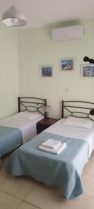 two beds sitting next to each other in a room at Irina Haus in Gerakini