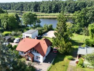 Vista aérea de una casa junto a un lago. en Rezydencja PPPR,  10 fotos más