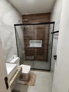 a bathroom with a shower and a toilet and a sink at Quarto Aconchegante Teresópolis Refúgio Cristão in Teresópolis +54 photos