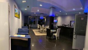 a living room with a bar and a blue ceiling at HOTEL SARDA in Vau i Dejës