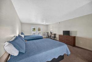 a bedroom with a blue bed and a table at Little River Marina in Cedar Bluff +25 photos