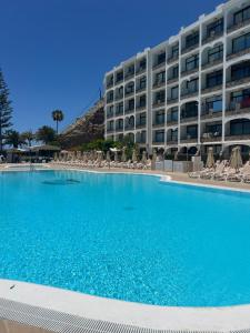 a large swimming pool in front of a hotel at Cura Marina 2 in Playa del Cura