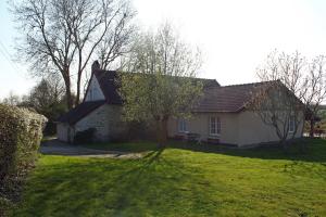 a small house in a yard with green grass at Petit Crecy 