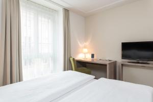 Letto o letti in una camera di PLATZHIRSCH ZÜRICH - Downtown Boutique Hotel & Sushi Lounge