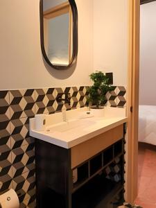 ein Badezimmer mit Waschbecken und Spiegel in der Unterkunft Casa 212 con WIFI alta velocidad y estacionamiento in Puebla