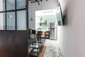 eine Küche mit Tisch, Stühlen und Kühlschrank in der Unterkunft Casa 212 con WIFI alta velocidad y estacionamiento in Puebla + 188 Fotos