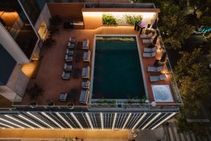 an overhead view of a swimming pool in a building at Del Bono Central Hotel in San Juan