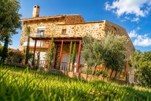 an old stone house in a field of grass at chalet de paradis in Bizerte