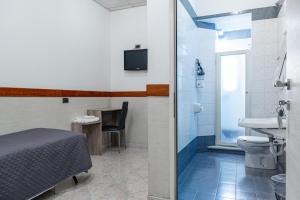 un bagno con un letto, un lavandino e un WC di Hotel Planet a Roma