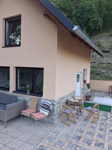 a house with chairs and a table in front of it at Eichberghaus in Aue +3 photos