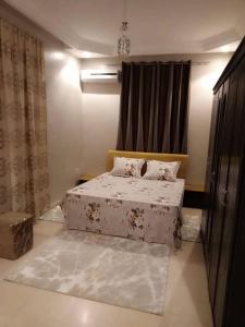 a small bedroom with a bed and a window at Maisons Maktoub Djerba in Al Maqārisah +15 photos