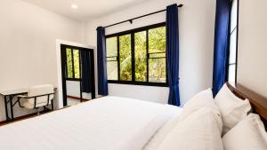a bedroom with a bed and a window at Zen Nest in Ko Phangan
