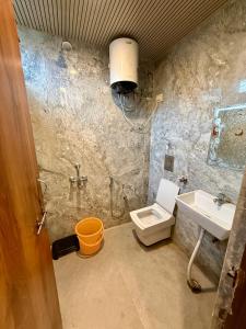ein Badezimmer mit Waschbecken und Toilette in der Unterkunft Hotel A1 Star in Ajmer