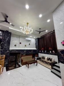ein Wohnzimmer mit Sofa und Kronleuchter in der Unterkunft Hotel A1 Star in Ajmer