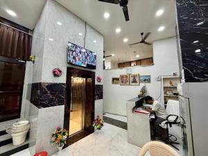 Ein Mann sitzt an einer Theke in einem Badezimmer in der Unterkunft Hotel A1 Star in Ajmer + 25 Fotos