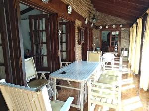 a dining room with a table and chairs at Lo de Delia in City Bell