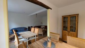 a living room with a blue couch and a table at Ferienhaus Weserblick in Rinteln