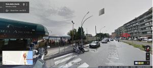 una rappresentazione di una strada cittadina con auto e moto di B&B Caronte Messina a Messina