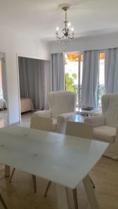 a living room with a white table and chairs at Monaco Studio "907" in Monte Carlo