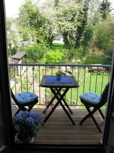 un balcón con una mesa y 2 sillas en un porche en Haus Rheinsteig, en Unkel