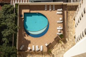 an overhead view of a swimming pool in a resort at Travel Inn Flats Santo André in Santo André
