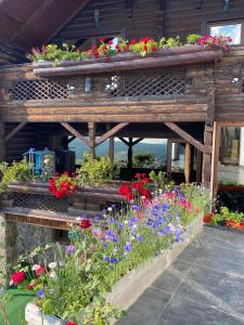 a flower garden in a wooden building with flowers at Chalet Trushnyi in Palyanytsya