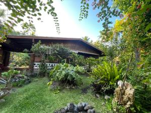 a garden in front of a house at Fare Taitua in Papara