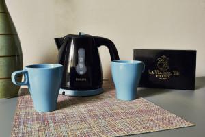 a coffee maker and two cups on a table at Bianca B&B in Florence