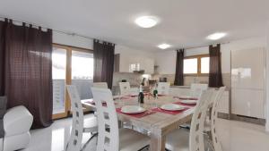 Kuchyňa alebo kuchynka v ubytovaní Villa Palatium I