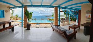 a room with a view of a pool and the ocean at Pousada Azul Marinho in Canoa Quebrada