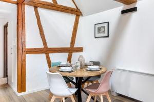 a dining room with a table and chairs at Le Bartholdi in Andolsheim