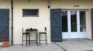 two chairs and a table in front of a house at Appartement tout confort à Auriol in Auriol