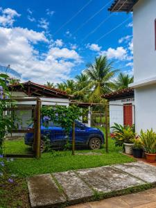 a blue car parked in front of a house at Casa Luna in Marau