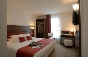 Postel nebo postele na pokoji v ubytování Hôtel Le Palladior Voiron + 37 fotografií