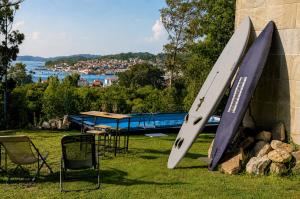 a group of surfboards leaned up against a wall at O IGREXARIO Vacacional in Cangas de Morrazo