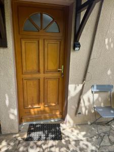 a wooden door with a mat in front of it at Studio climatisé in Paray-Vieille-Poste