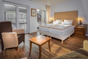 Hanse-City-Boardinghouse في غرايفسفالد: غرفة نوم بسرير واريكة وطاولة